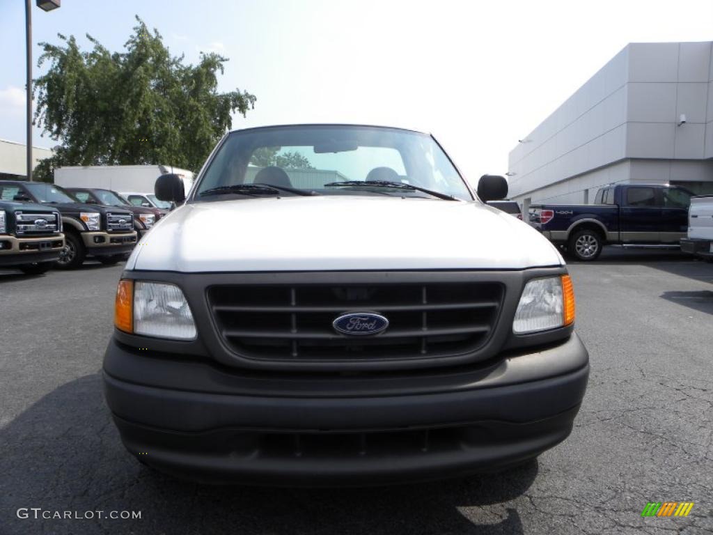 2004 F150 XL Heritage Regular Cab - Oxford White / Medium Graphite photo #7