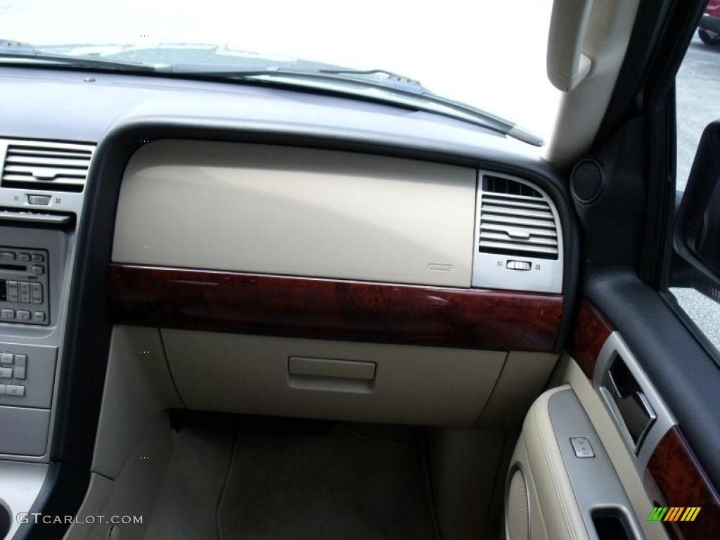 2006 Navigator Luxury - Light Tundra Metallic / Camel photo #19