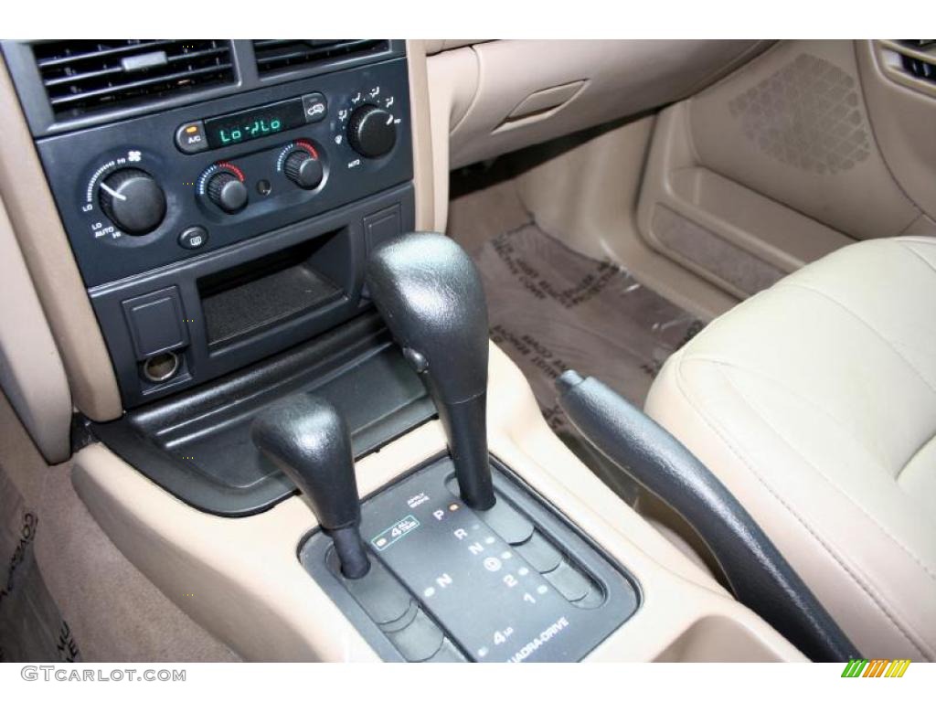 2004 Grand Cherokee Limited 4x4 - Onyx Green Pearl / Taupe photo #88