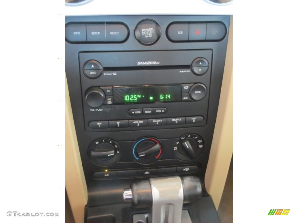 2006 Mustang V6 Premium Coupe - Black / Light Graphite photo #16