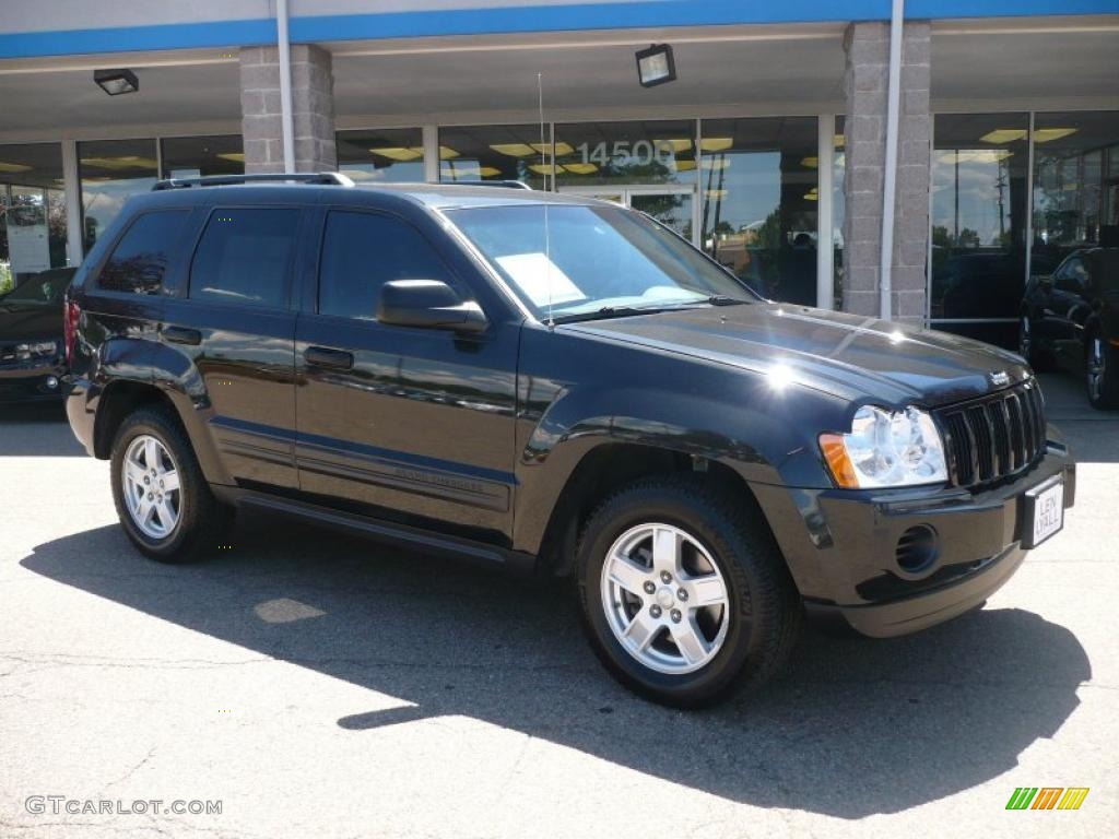 2005 Grand Cherokee Laredo 4x4 - Brilliant Black Crystal Pearl / Medium Slate Gray photo #1