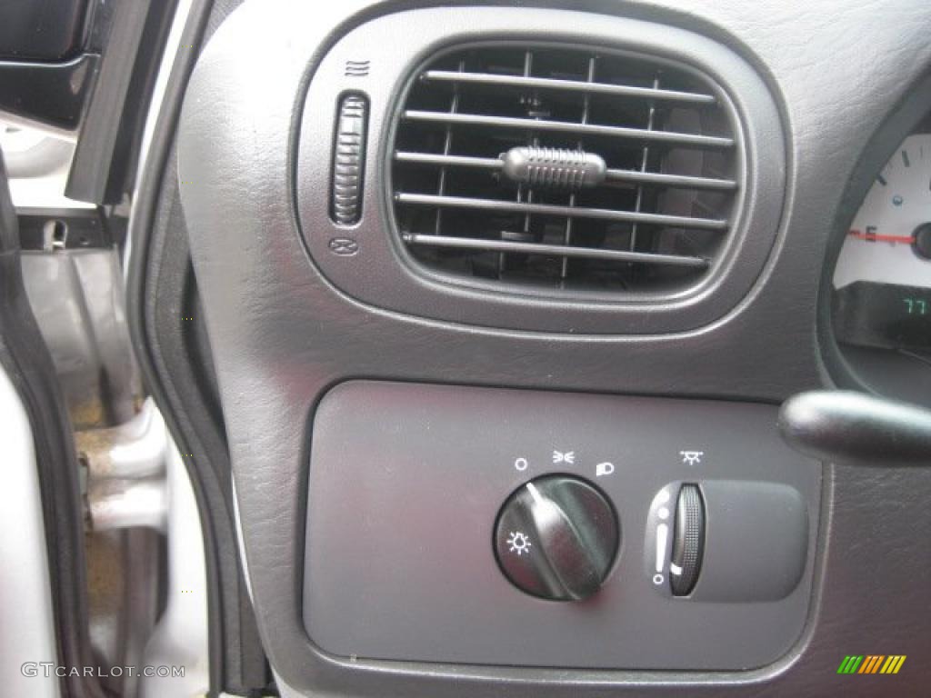 2006 Town & Country  - Bright Silver Metallic / Medium Slate Gray photo #20