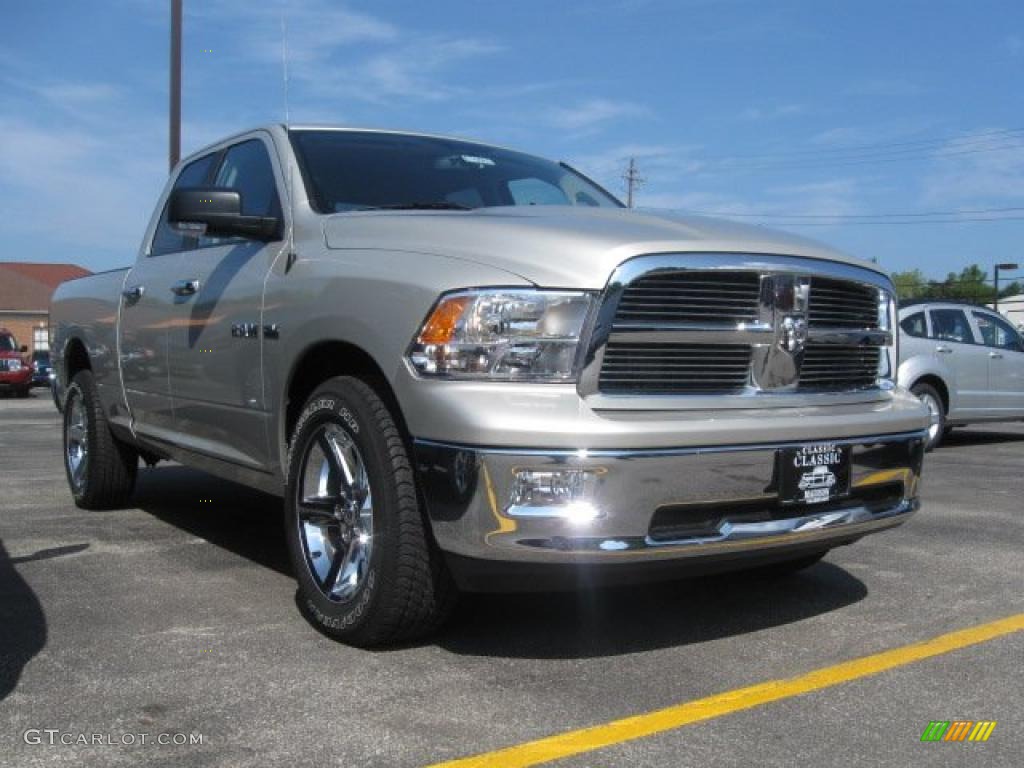 2010 Ram 1500 Big Horn Quad Cab 4x4 - Light Graystone Pearl / Dark Slate/Medium Graystone photo #3