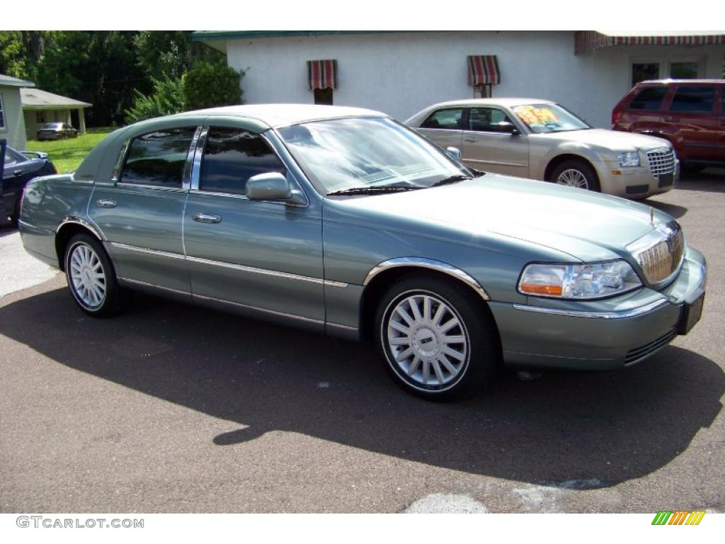 2005 Town Car Signature - Light Tundra Metallic / Light Parchment/Medium Dark Parchment photo #3