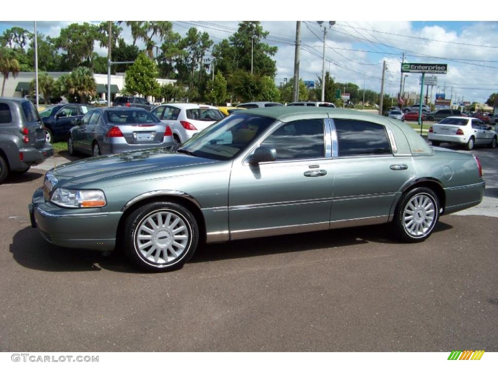 2005 Town Car Signature - Light Tundra Metallic / Light Parchment/Medium Dark Parchment photo #4