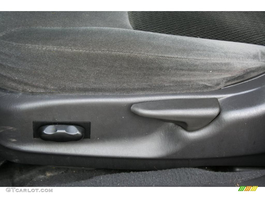 2004 Taurus SE Sedan - Merlot Metallic / Dark Charcoal photo #13