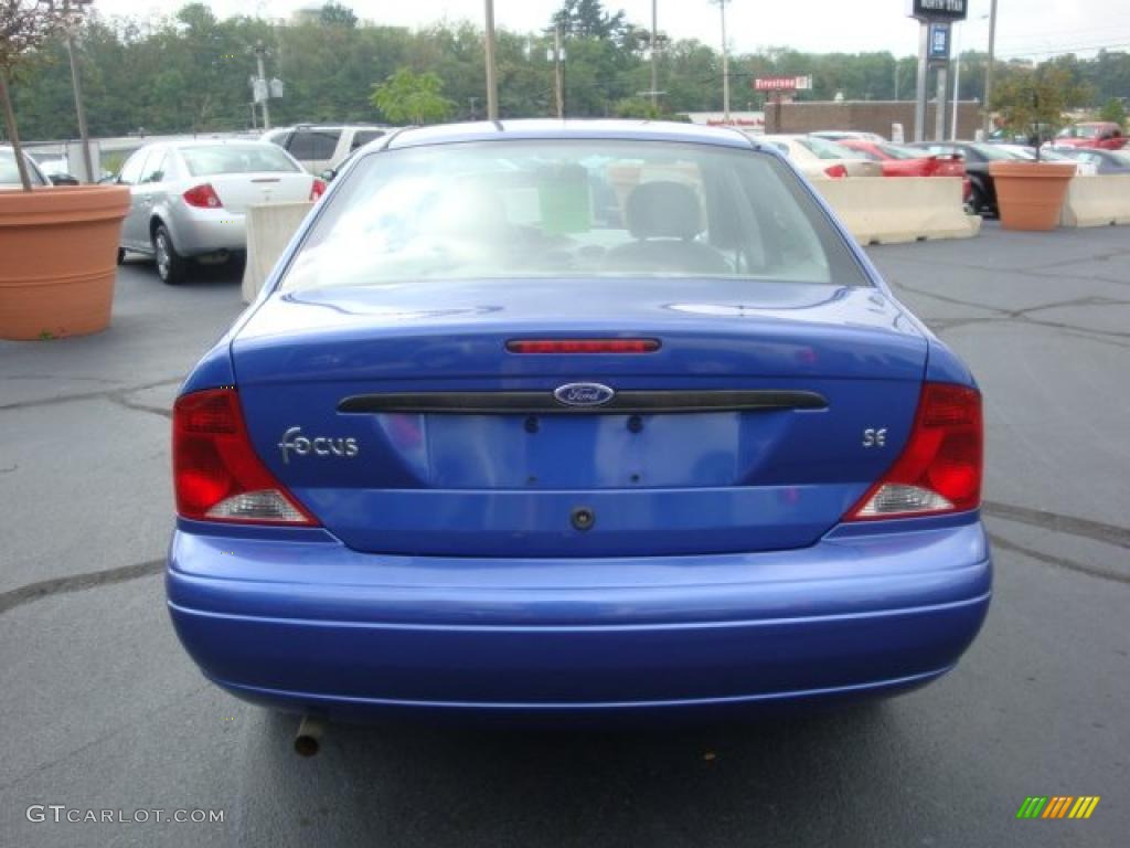 2002 Focus SE Sedan - Malibu Blue Metallic / Medium Graphite photo #4