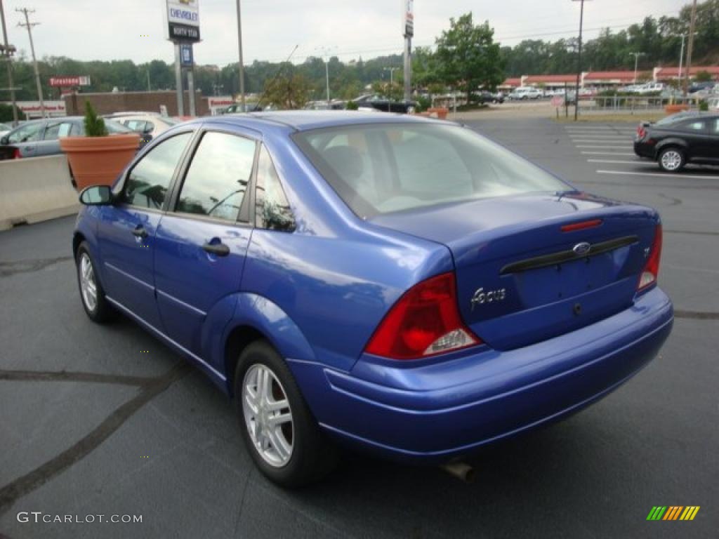 2002 Focus SE Sedan - Malibu Blue Metallic / Medium Graphite photo #5