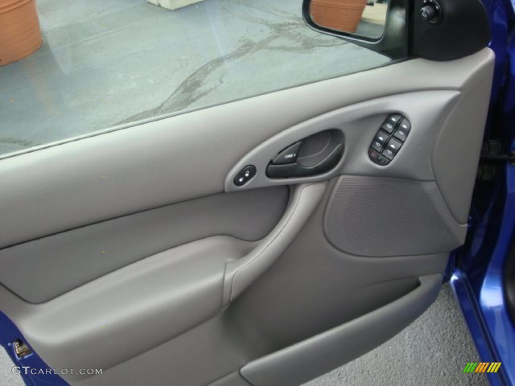 2002 Focus SE Sedan - Malibu Blue Metallic / Medium Graphite photo #14