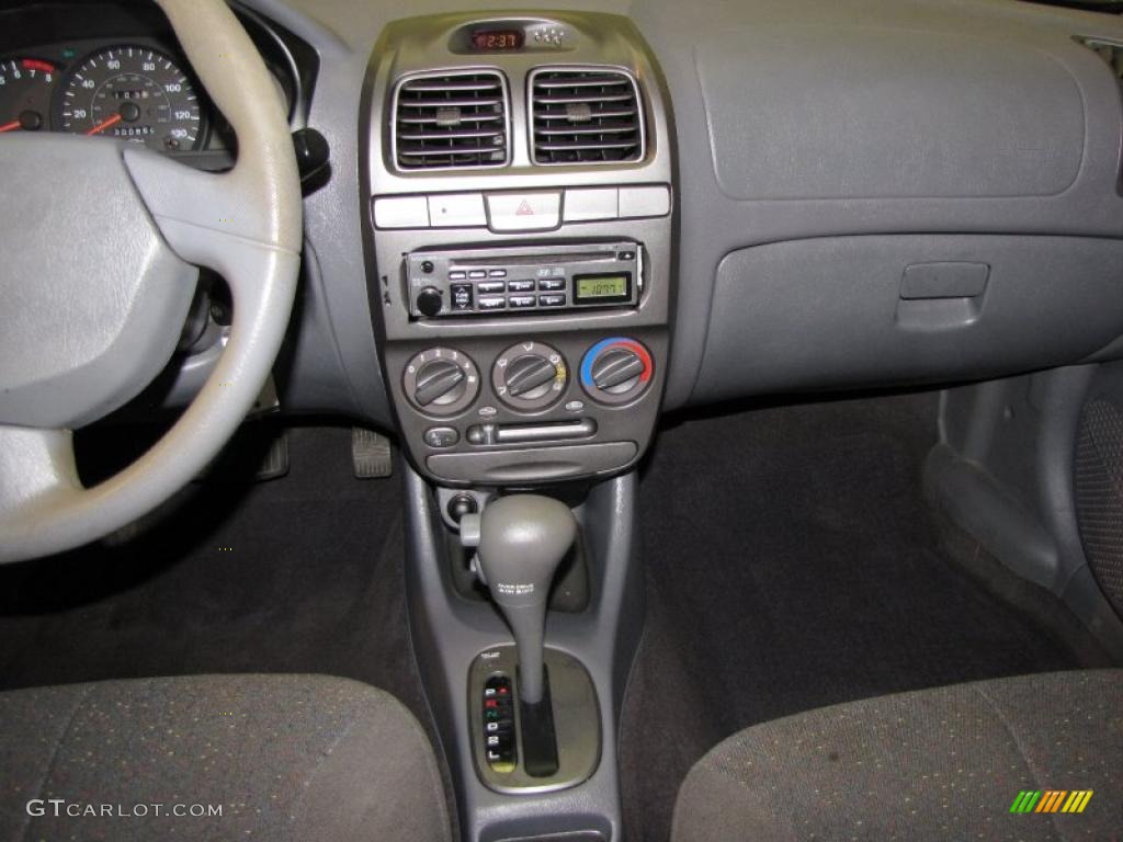 2001 Accent GL Sedan - Ebony Black / Gray photo #12