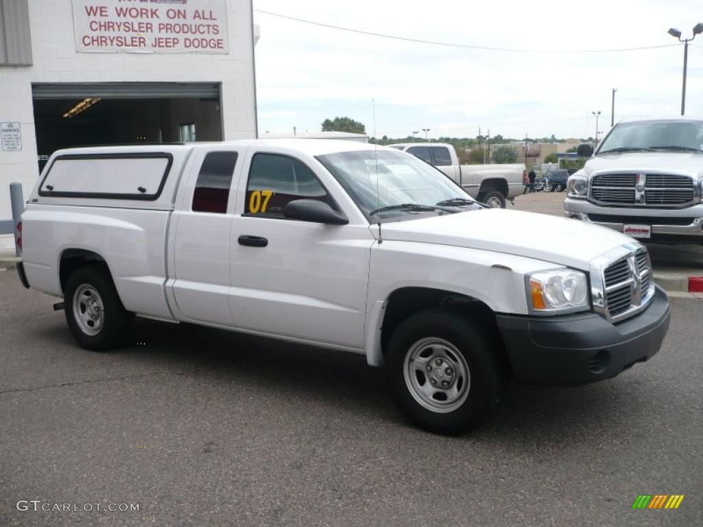 2007 Dakota ST Club Cab 4x4 - Bright White / Medium Slate Gray photo #3