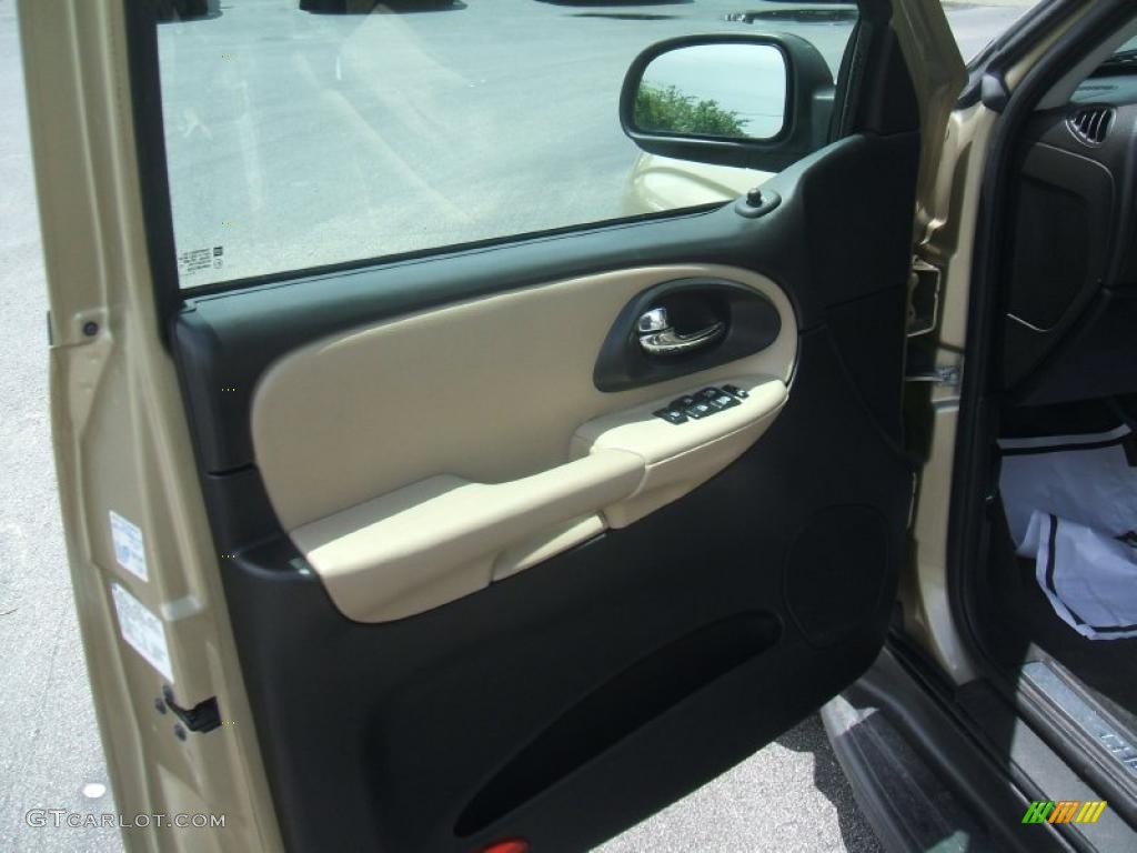 2005 TrailBlazer LS - Sandstone Metallic / Light Cashmere/Ebony photo #12