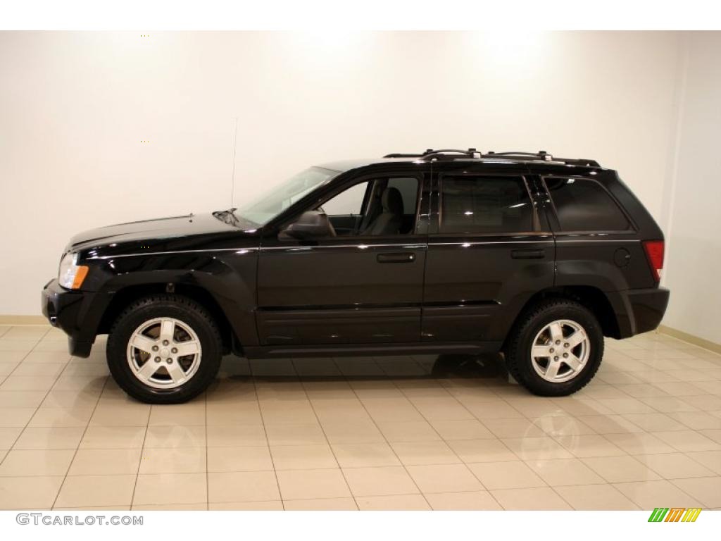 2005 Grand Cherokee Laredo 4x4 - Black / Medium Slate Gray photo #4