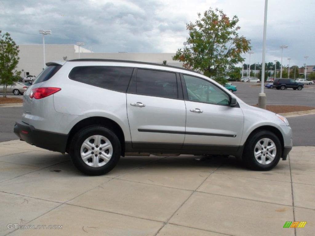 2009 Traverse LS AWD - Silver Ice Metallic / Dark Gray/Light Gray photo #5