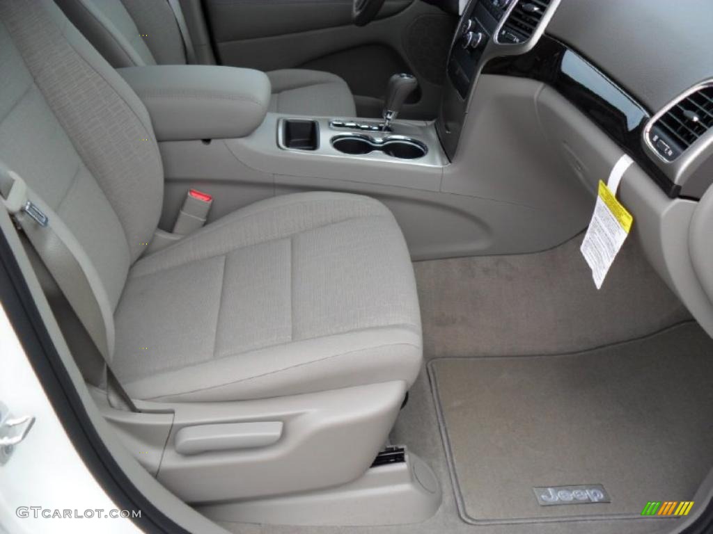 2011 Grand Cherokee Laredo - Stone White / Dark Graystone/Medium Graystone photo #19