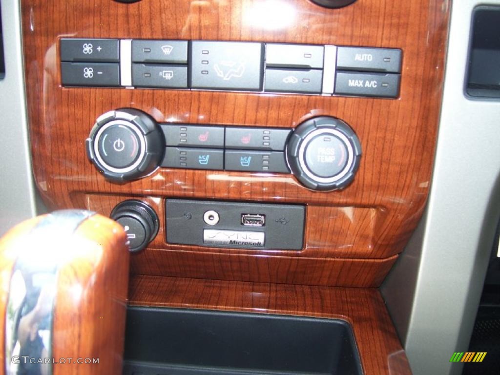 2010 F150 Lariat SuperCrew 4x4 - Tuxedo Black / Black photo #21