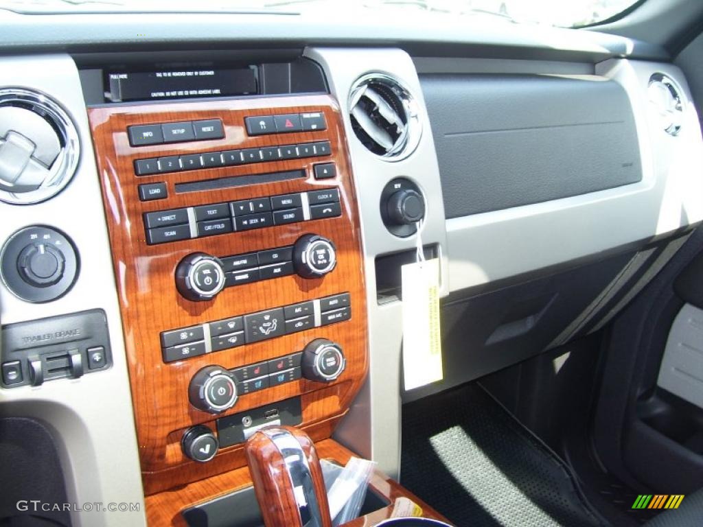 2010 F150 Lariat SuperCrew 4x4 - Tuxedo Black / Black photo #20