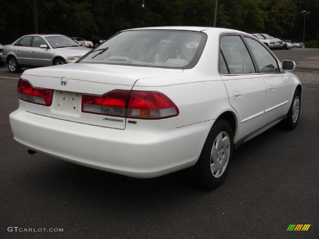 2001 Accord LX V6 Sedan - Taffeta White / Ivory photo #4