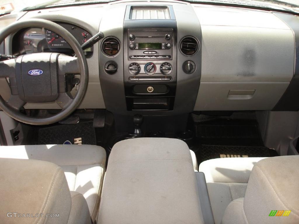 2005 F150 XL SuperCab 4x4 - Oxford White / Medium Flint Grey photo #12