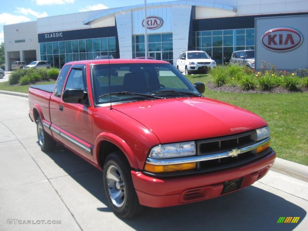 2001 S10 LS Extended Cab - Victory Red / Graphite photo #1