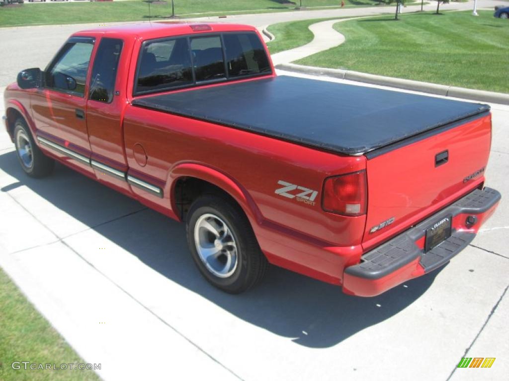 2001 S10 LS Extended Cab - Victory Red / Graphite photo #4