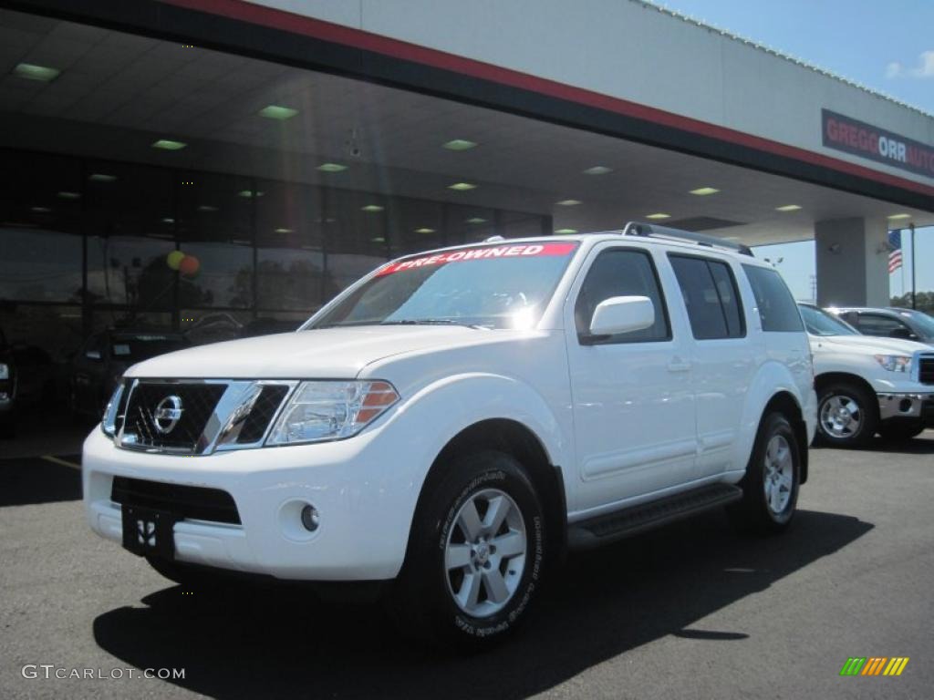 Avalanche White Nissan Pathfinder