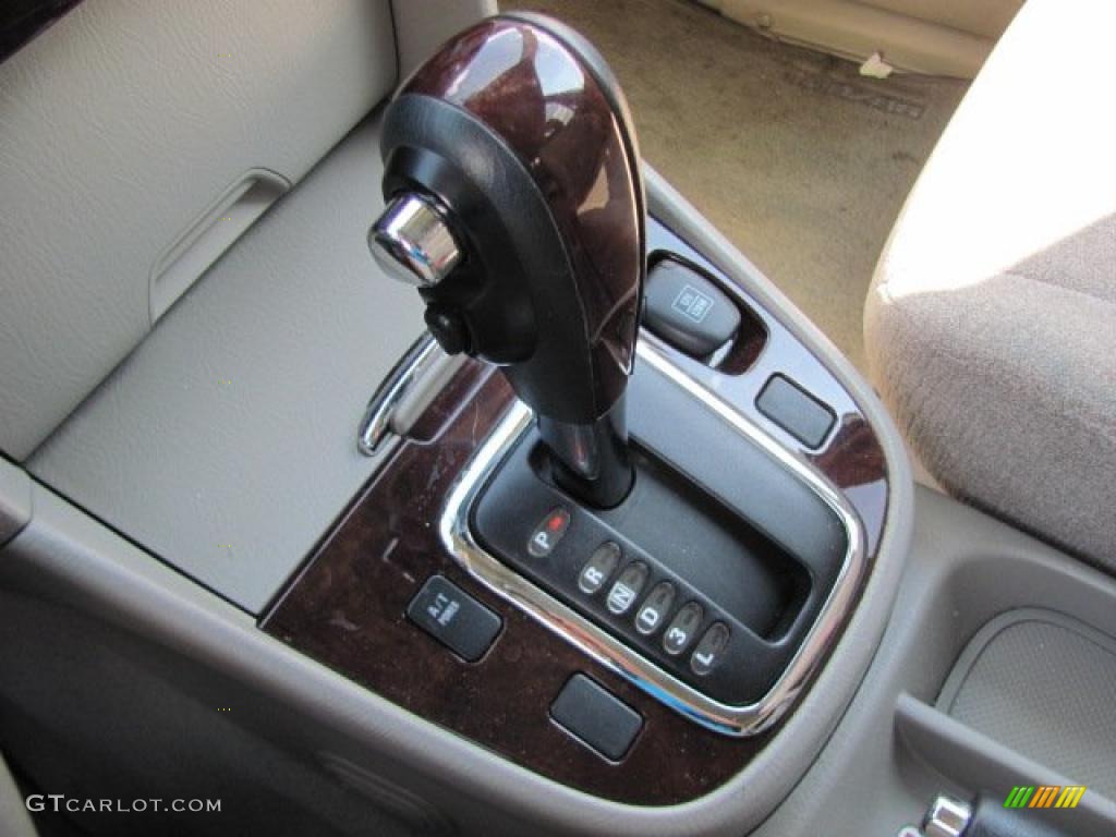 2006 XL7 7 Passenger AWD - White Pearl / Beige photo #11