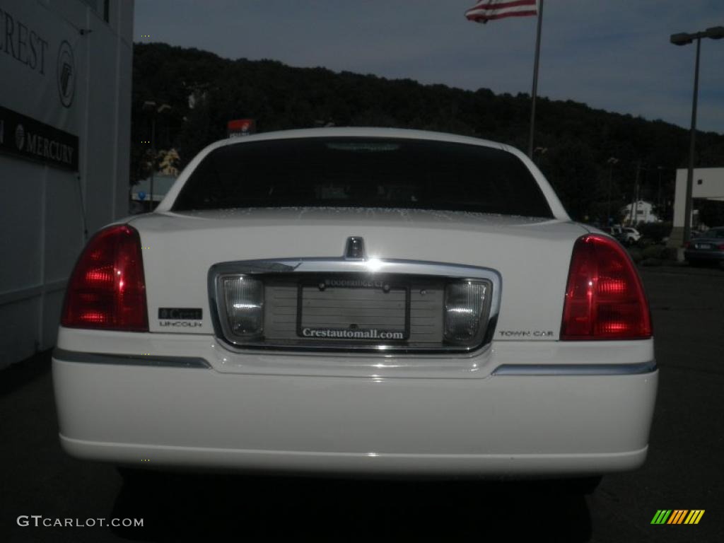 2009 Town Car Signature Limited - Vibrant White / Black photo #5