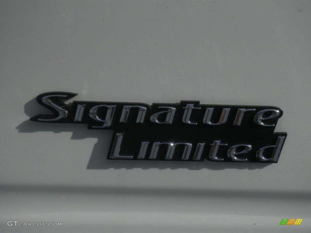 2009 Town Car Signature Limited - Vibrant White / Black photo #11