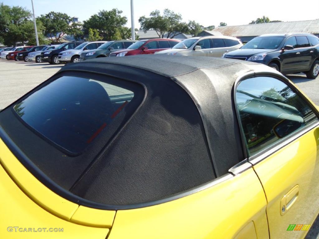 2004 MR2 Spyder Roadster - Solar Yellow / Black photo #10