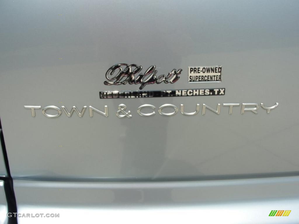 2003 Town & Country LX - Butane Blue Pearl / Taupe photo #24