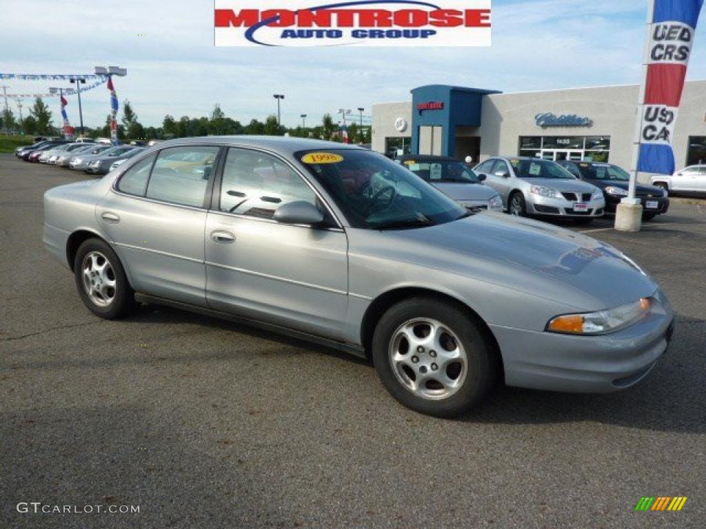 1998 Intrigue GL - Silver Metallic / Gray photo #2