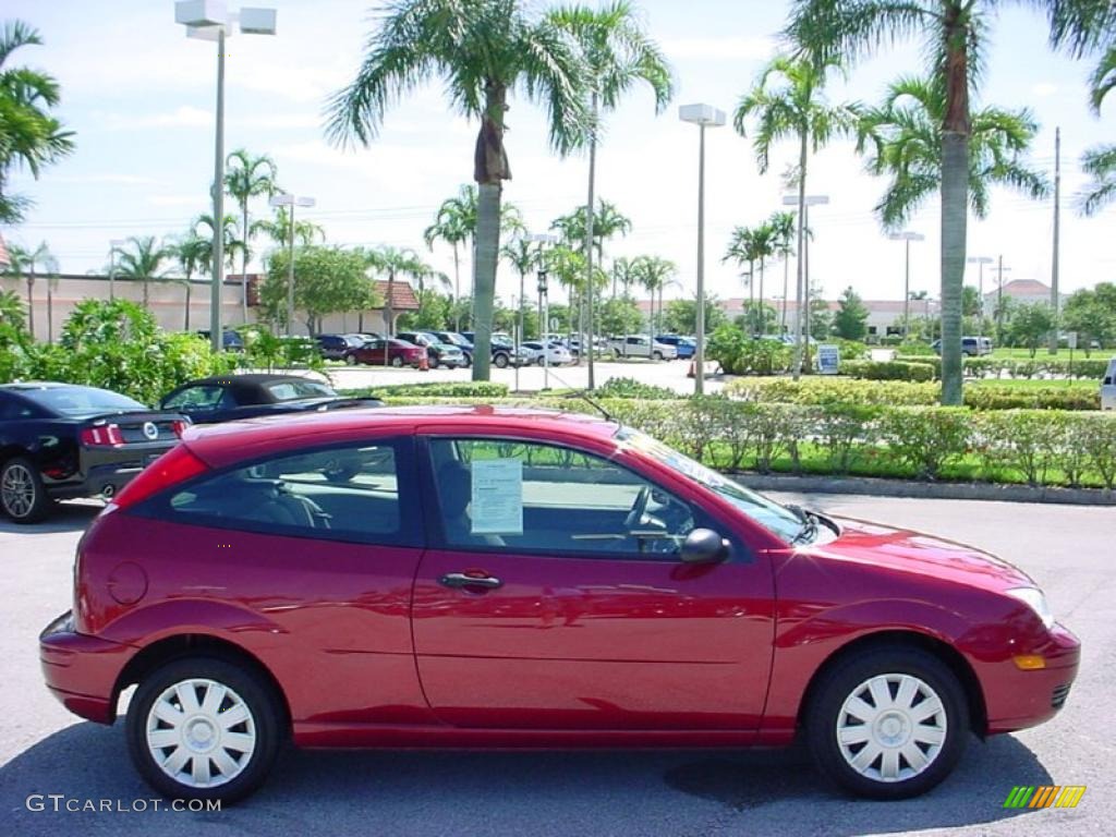 2005 Focus ZX3 S Coupe - Sangria Red Metallic / Dark Flint/Light Flint photo #5