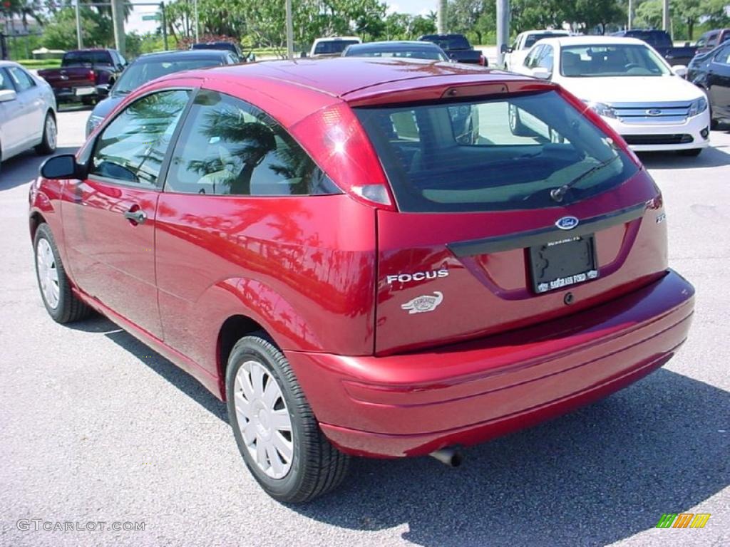 2005 Focus ZX3 S Coupe - Sangria Red Metallic / Dark Flint/Light Flint photo #8