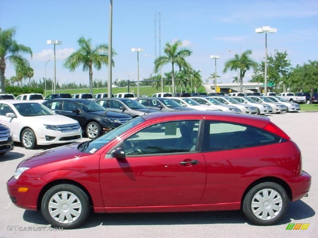 2005 Focus ZX3 S Coupe - Sangria Red Metallic / Dark Flint/Light Flint photo #11