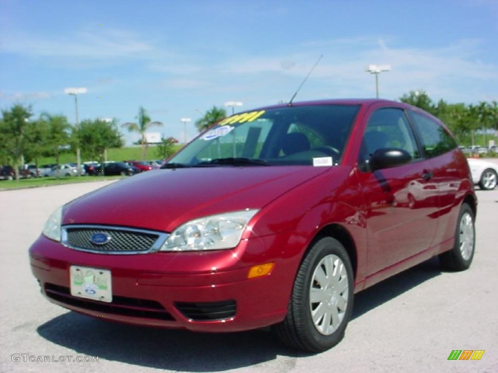 2005 Focus ZX3 S Coupe - Sangria Red Metallic / Dark Flint/Light Flint photo #13