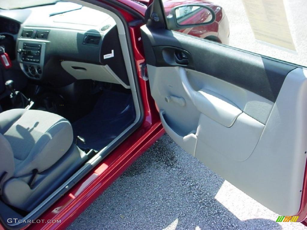 2005 Focus ZX3 S Coupe - Sangria Red Metallic / Dark Flint/Light Flint photo #18