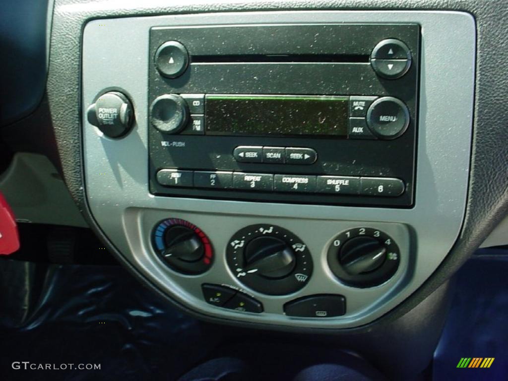 2005 Focus ZX3 S Coupe - Sangria Red Metallic / Dark Flint/Light Flint photo #21