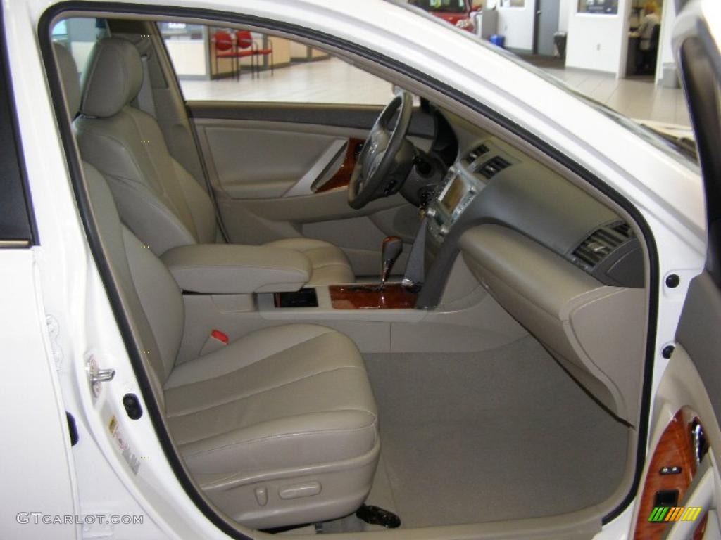 2008 Camry XLE - Super White / Bisque photo #30