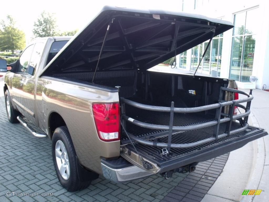 2004 Titan SE King Cab 4x4 - Copper / Sand/Steel photo #16