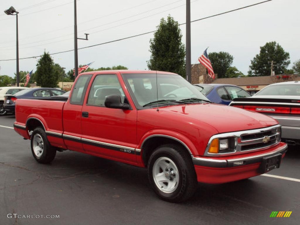 1997 S10 LS Extended Cab - Standard Red / Graphite photo #2