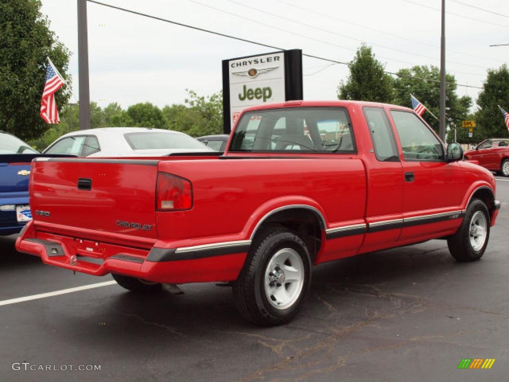 1997 S10 LS Extended Cab - Standard Red / Graphite photo #3