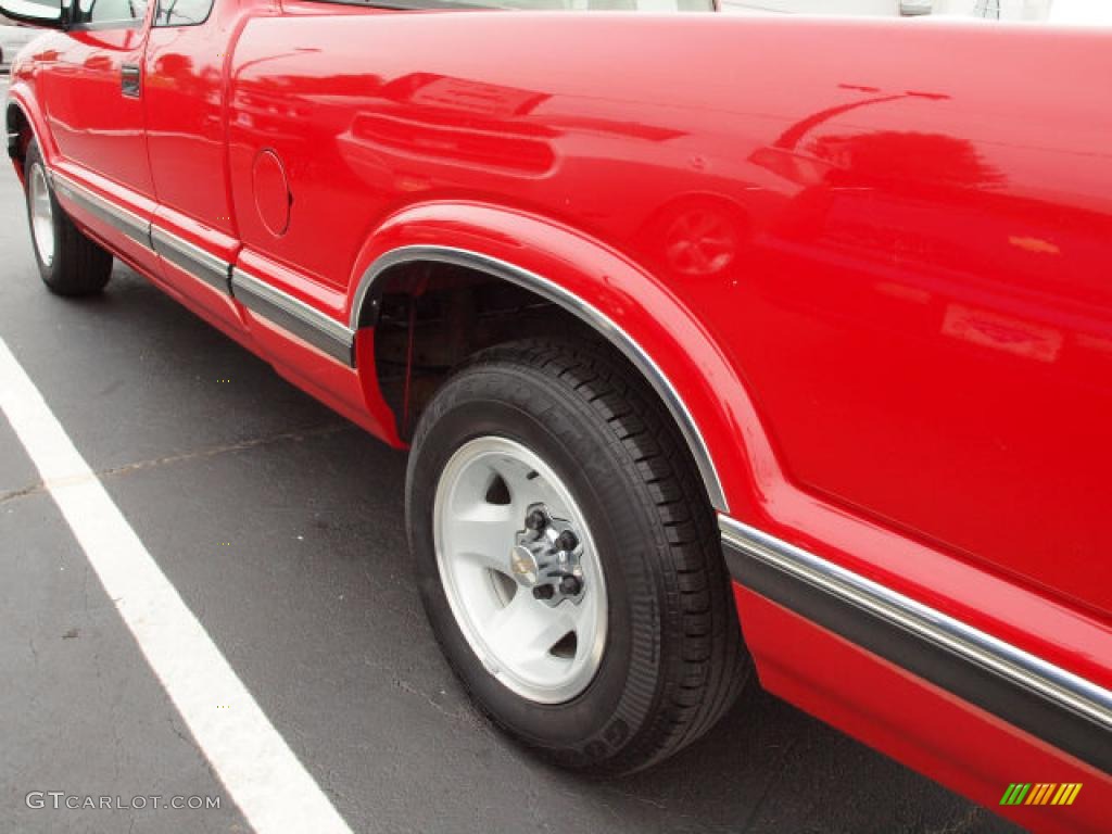1997 S10 LS Extended Cab - Standard Red / Graphite photo #4