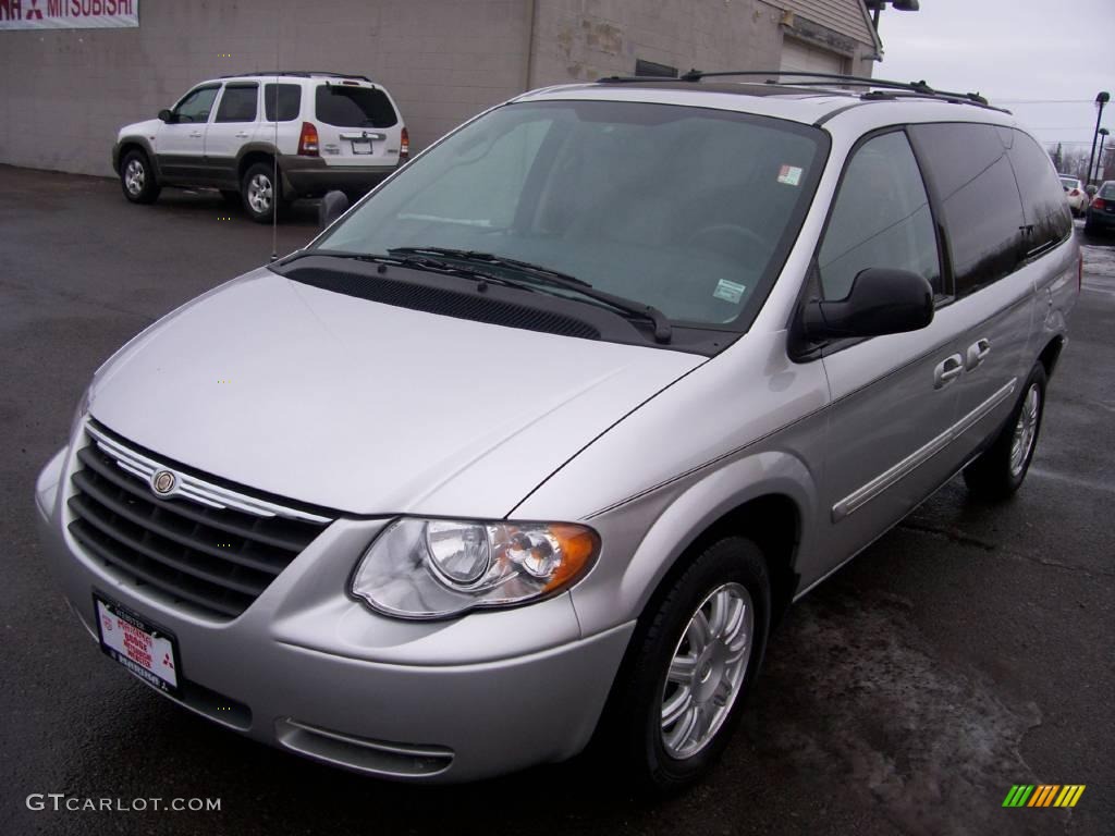 2005 Town & Country Touring - Bright Silver Metallic / Medium Slate Gray photo #1