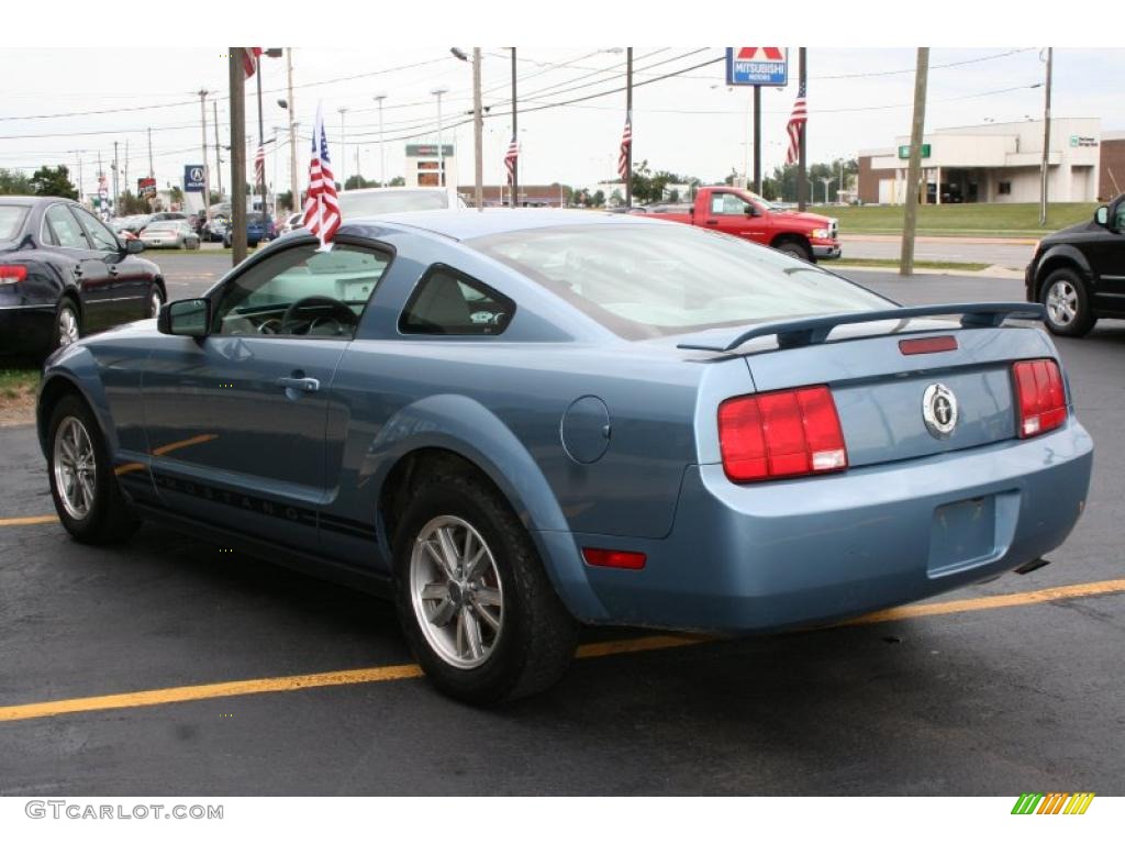 2005 Mustang V6 Deluxe Coupe - Windveil Blue Metallic / Light Graphite photo #6