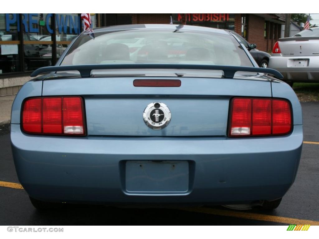 2005 Mustang V6 Deluxe Coupe - Windveil Blue Metallic / Light Graphite photo #25