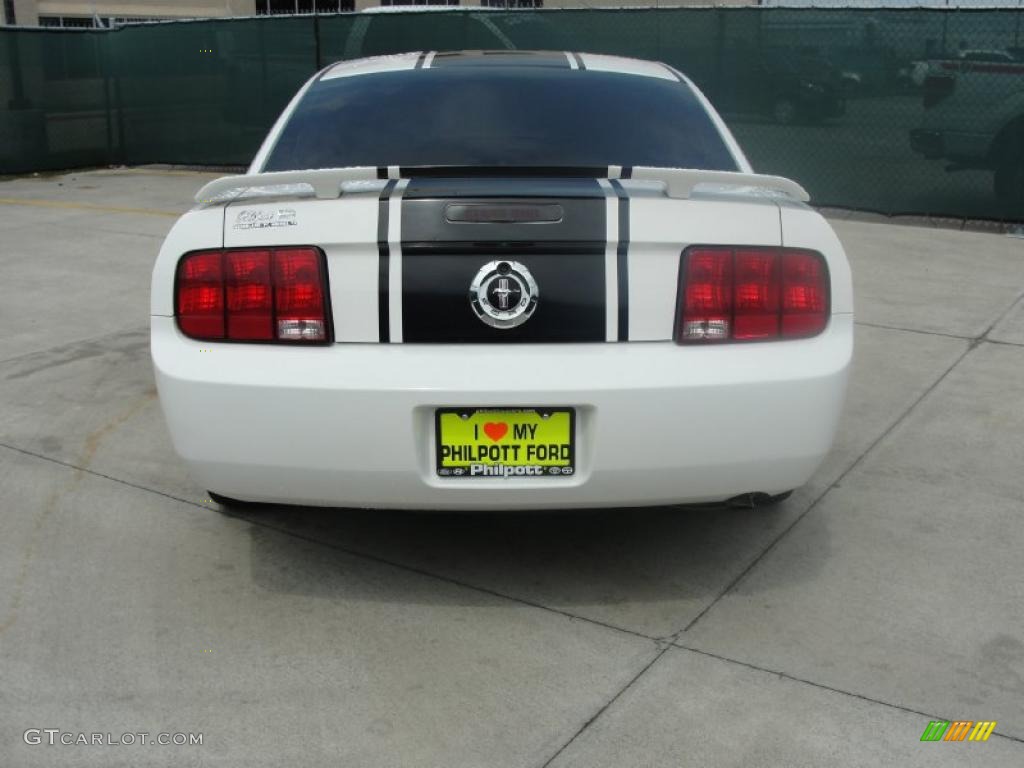 2005 Mustang V6 Deluxe Coupe - Performance White / Light Graphite photo #4