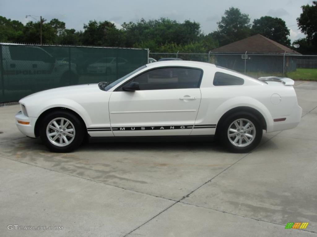 2005 Mustang V6 Deluxe Coupe - Performance White / Light Graphite photo #6