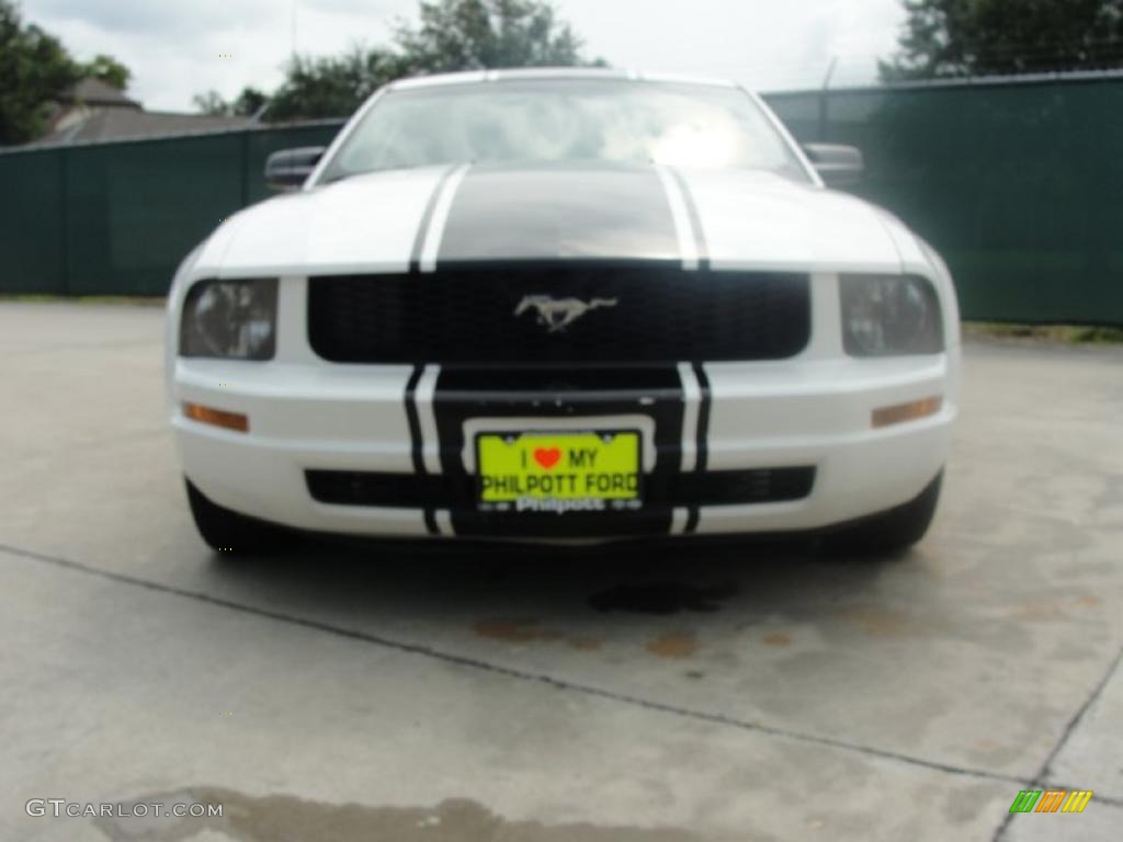 2005 Mustang V6 Deluxe Coupe - Performance White / Light Graphite photo #9