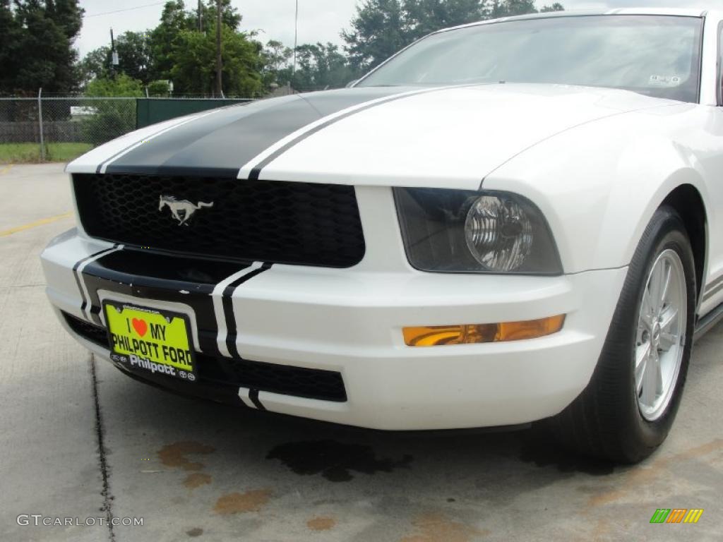 2005 Mustang V6 Deluxe Coupe - Performance White / Light Graphite photo #13